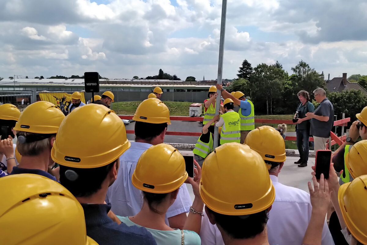 Mise en place de la première colonne de la serre de toiture Agrotopia Roulers